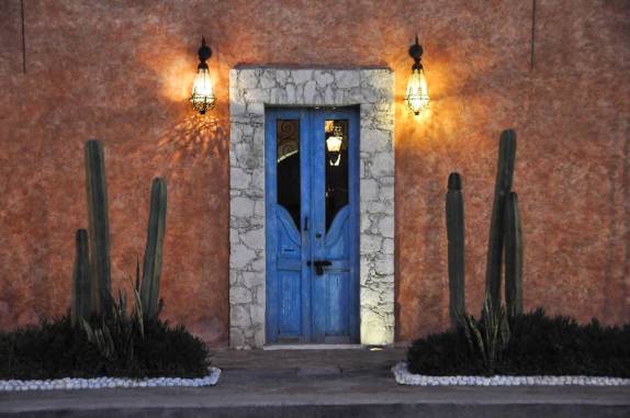 Charmosa entrada de residência na pequena Bernal, Pueblo Mágico no México